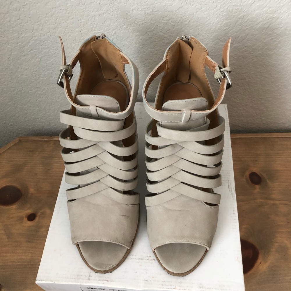 Light grey wedges